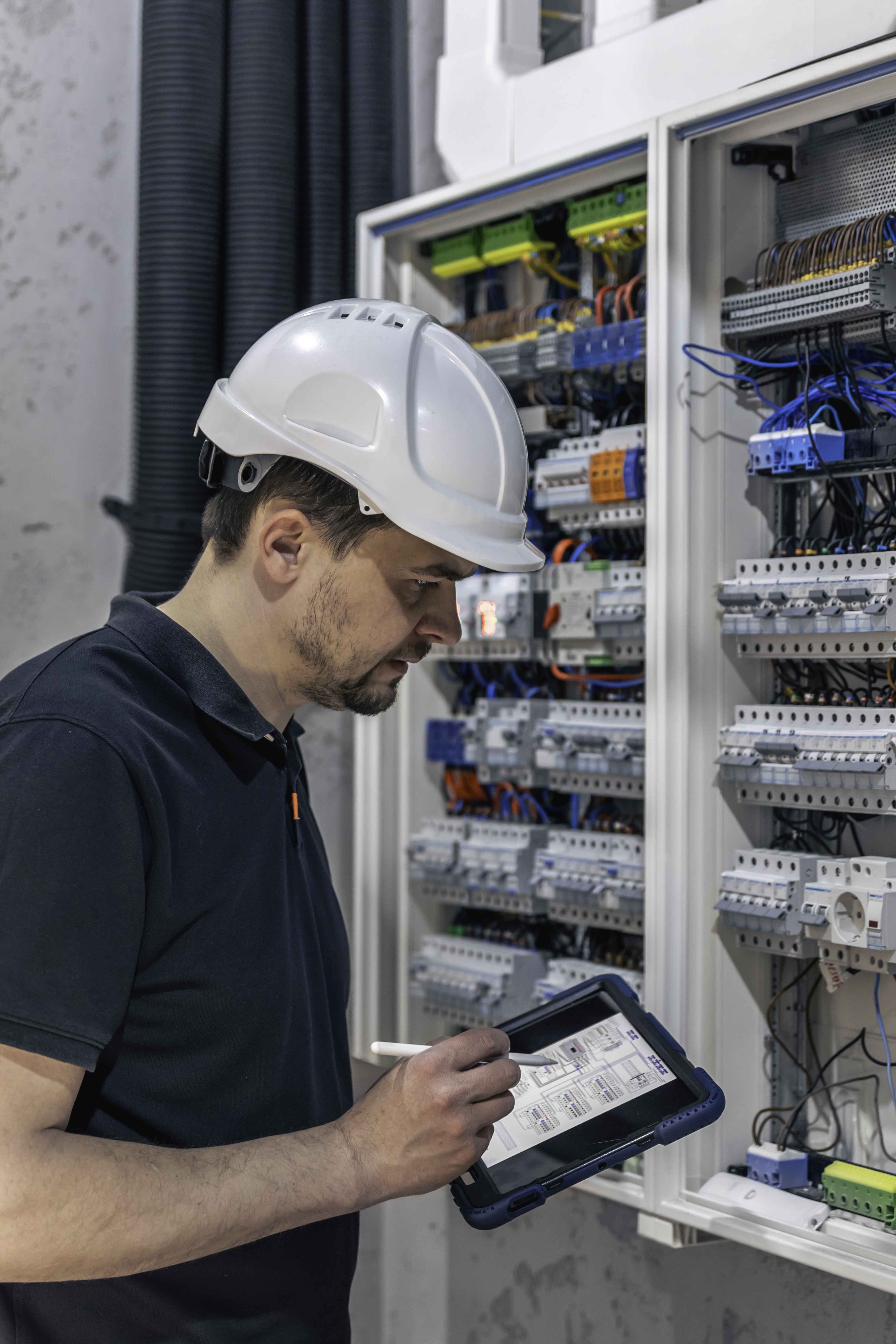 Tableros eléctricos instalados en planta